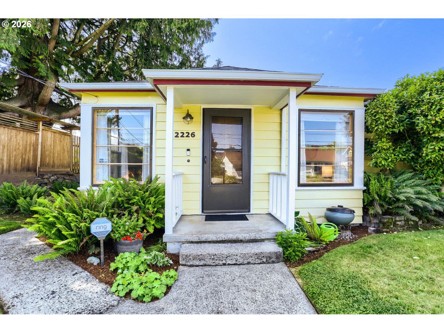 Property Photo:  2226 N Sumner St  OR 97217 