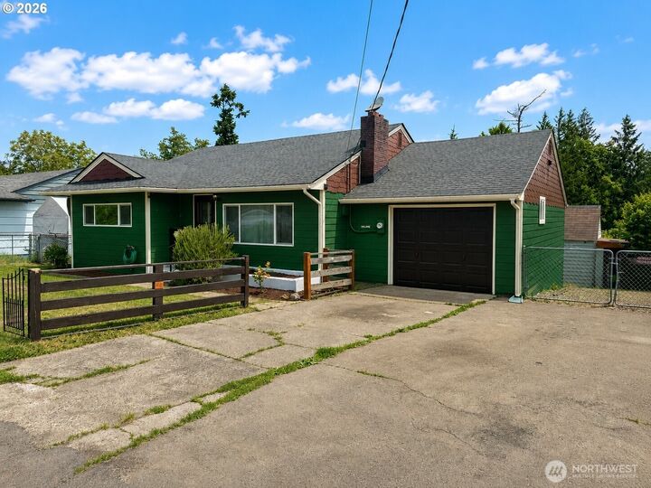 Property Photo:  500 N 12th Ave  WA 98626 