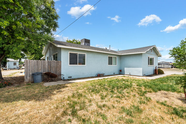 Property Photo:  16855 Road 168  CA 93274 