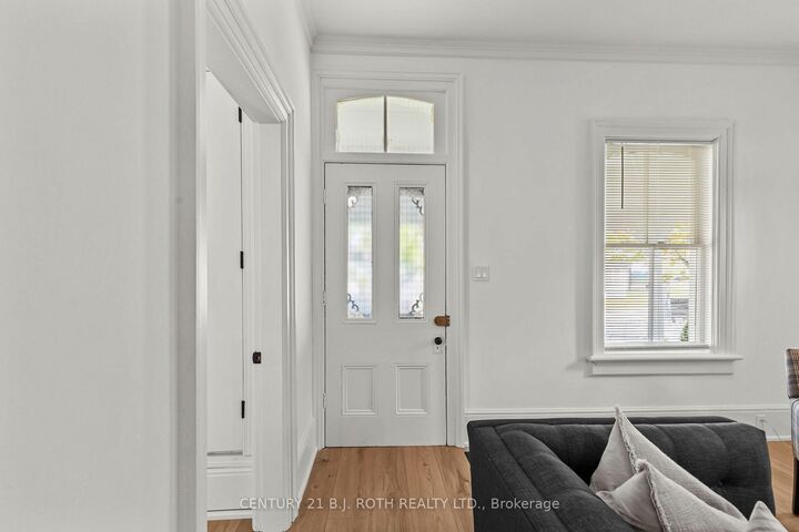 Property Photo:  13 Nelson Square E  ON L4M 4J6 