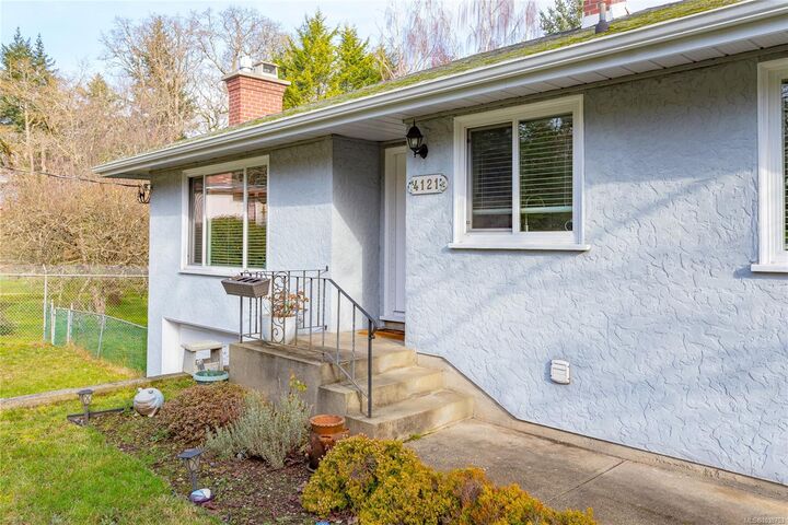 Photo de la propriété:  4121 Quadra St  BC V8X 1L1 