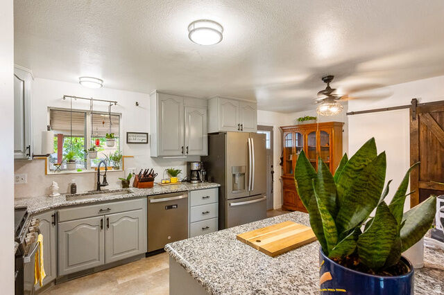 Property Photo: 6190 S Country Hills Dr UT 84129