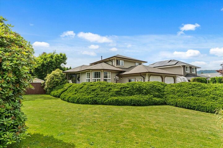 1535 Canterbury Drive — photo 1