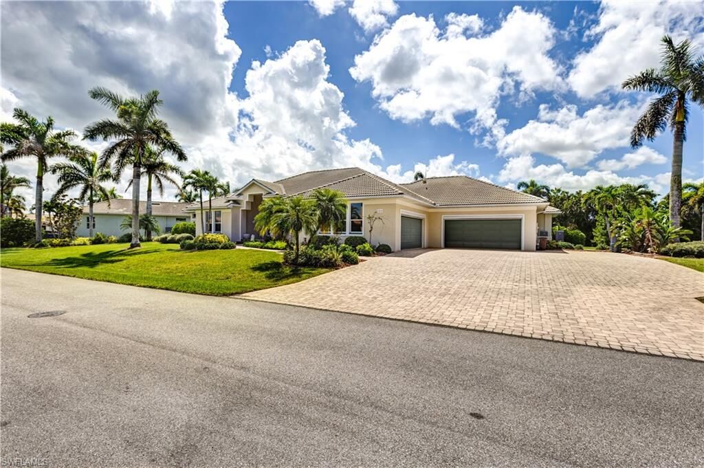 Property Photo: 735 Elisa Dr FL 33950