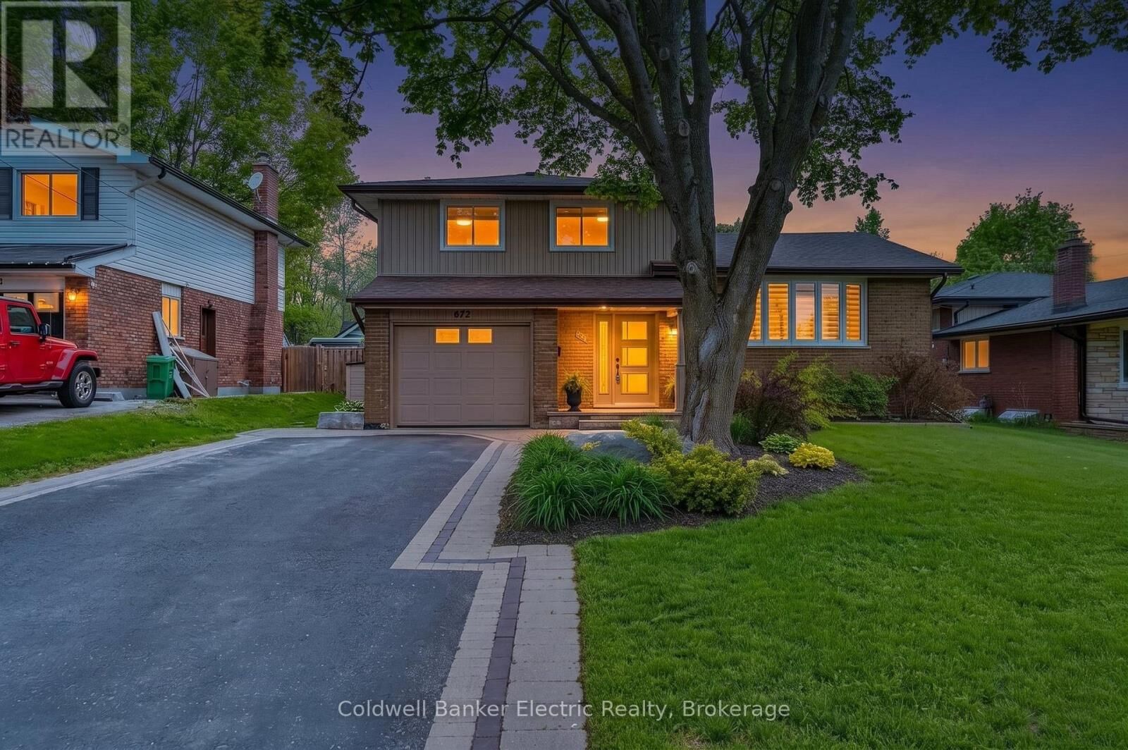 Property Photo:  872 Cumberland Avenue  ON K9H 7B2 
