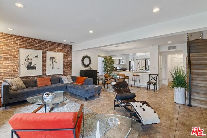 Property Photo:  5720 Owensmouth Ave  CA 91367 