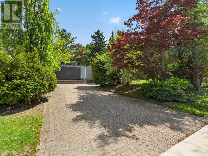 Property Photo: 21 Tudor Gate ON M2L 1N3