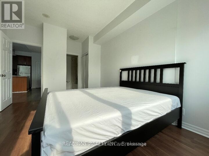 Property Photo: 220 Burnhamthorpe Road 1709 ON L5B 4N4