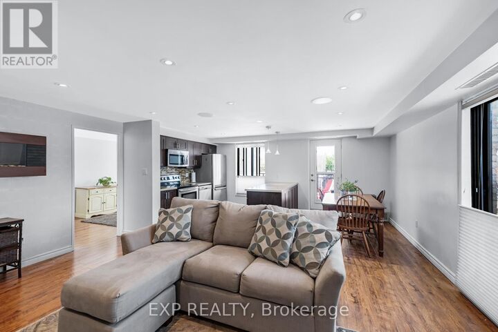 Property Photo: 15390 Yonge Street 104 ON L4G 1N8