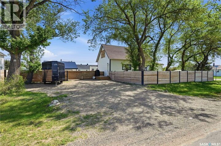 Property Photo:  780 Railway Avenue  SK S0H 1J0 