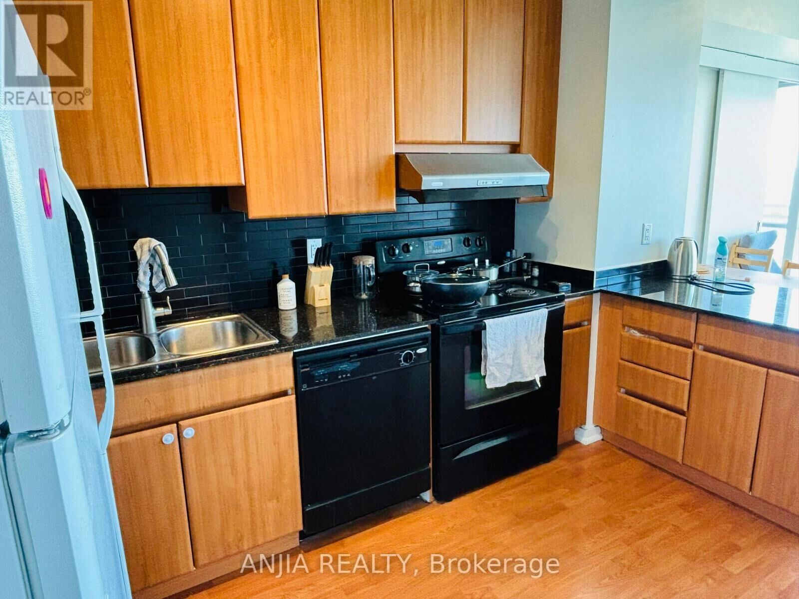 Property Photo: 30 Canterbury Place 1601 ON M2N 0B9