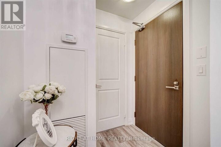 Property Photo: 7171 Yonge Street 511 ON L3T 0C5