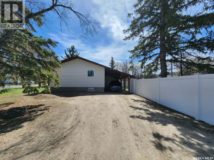 Property Photo:  891 2nd Street E  SK S0N 2M0 