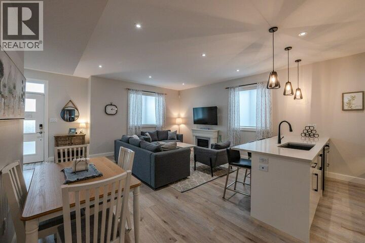 Property Photo:  535 Westminster Avenue West 102  BC V2A 1K4 
