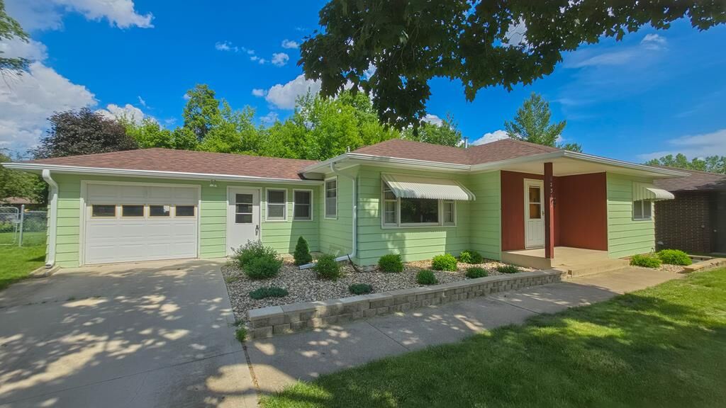 Property Photo:  1231 N 8th St  IA 50501 
