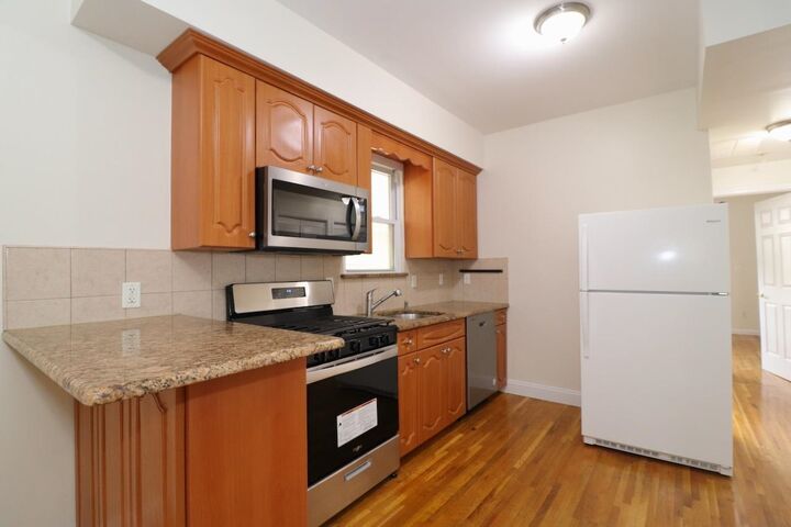 Property Photo:  34 Court House Pl 2L  NJ 07306 