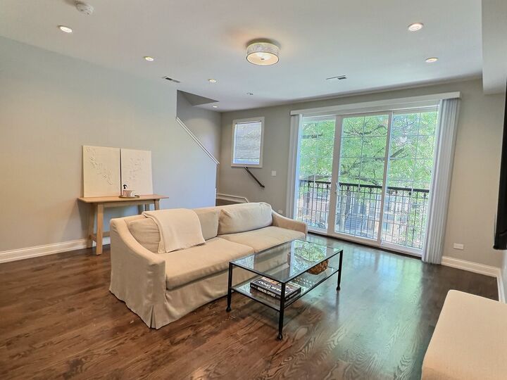 Property Photo:  2538 N Southport Avenue 2F  IL 60614 