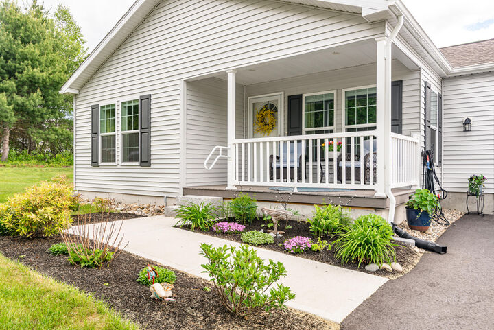 Property Photo:  2 Vinalhaven Drive  ME 03901 