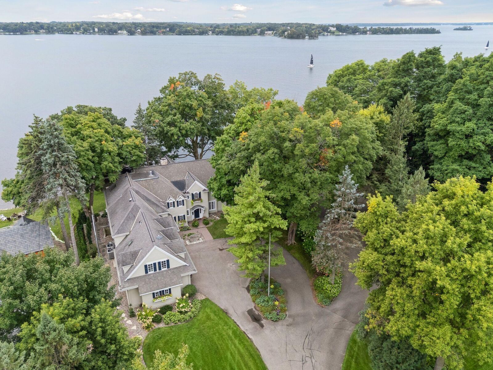 Property Photo:  964 E Shady Lane  MN 55391 