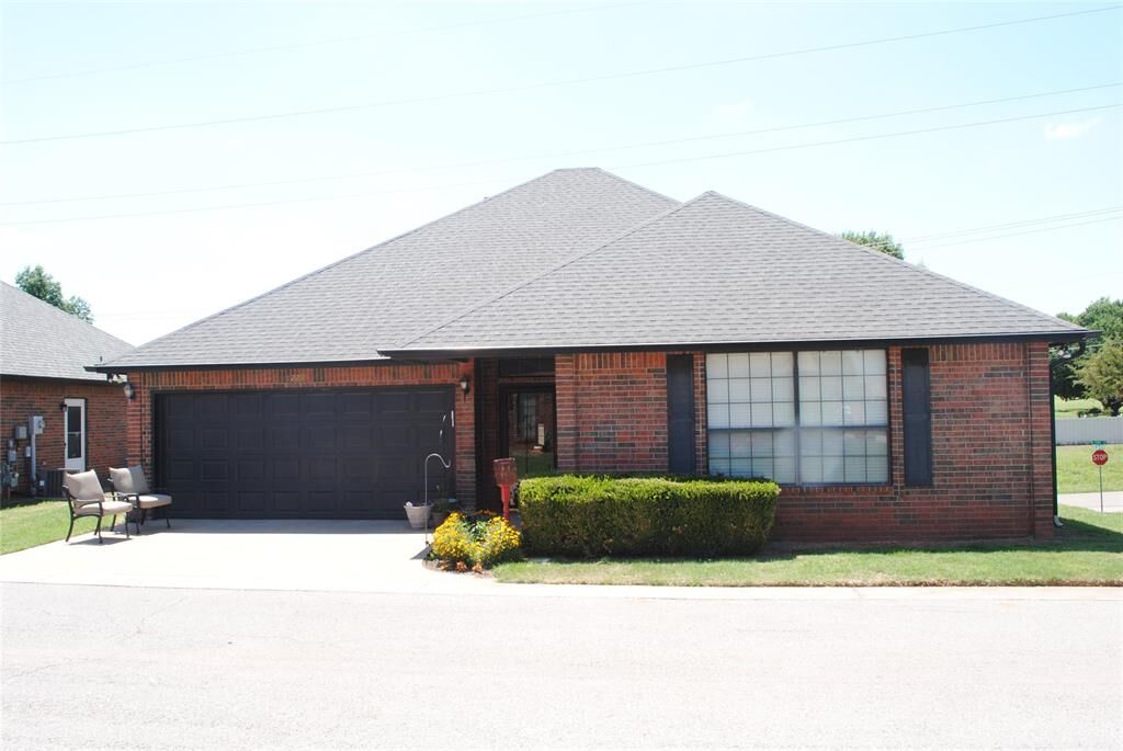 Property Photo:  1229 N Canyon Way  OK 73044 