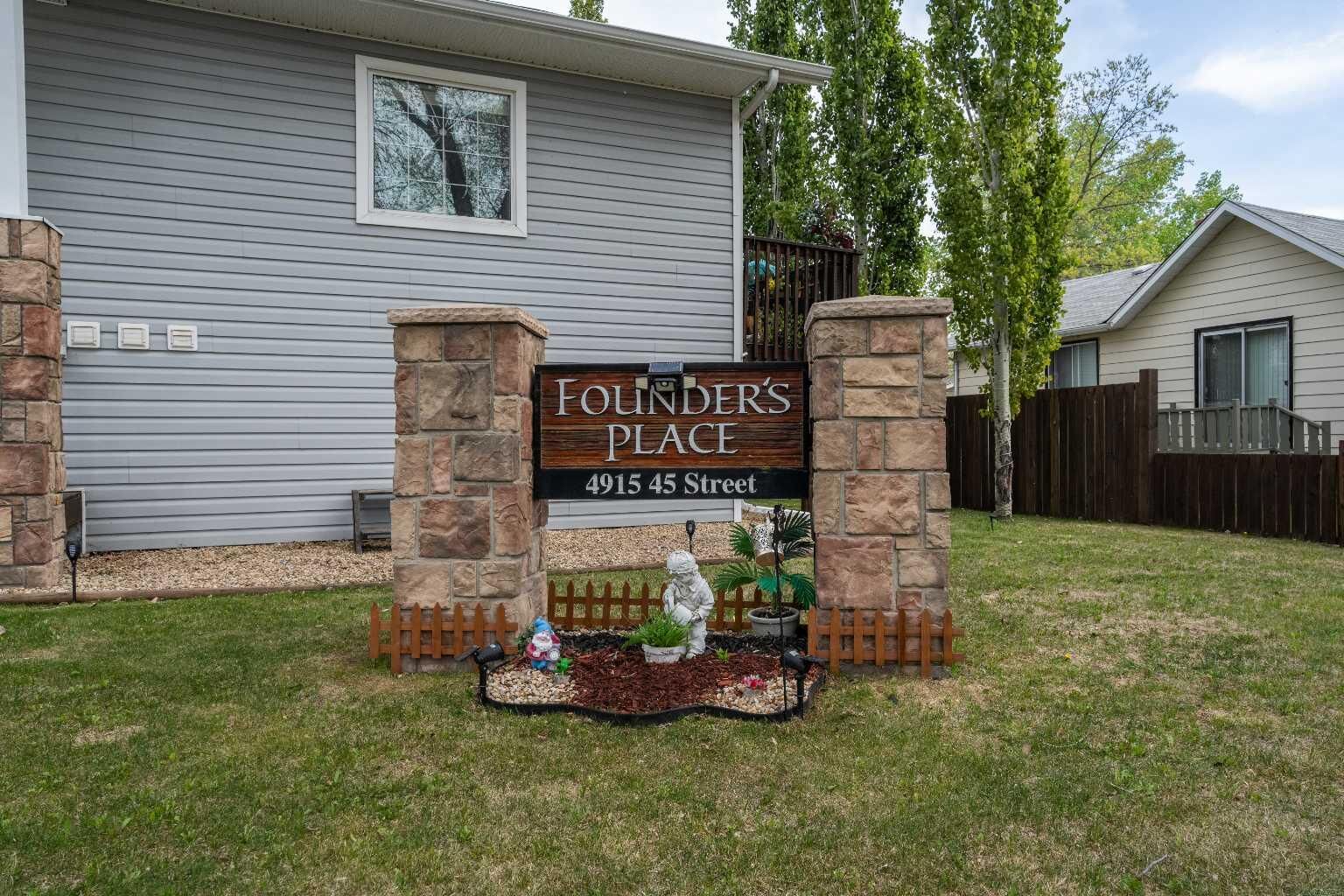 Property Photo: 4915 45 Street 201 AB T4V 1E3