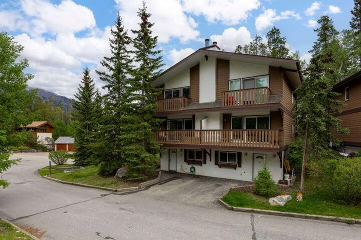 Property Photo: 1061 Evergreen Circle 1 AB T1W 2R2