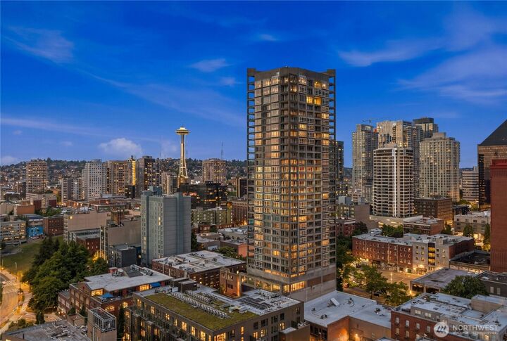 Property Photo:  2125  1st Avenue 1605  WA 98121 