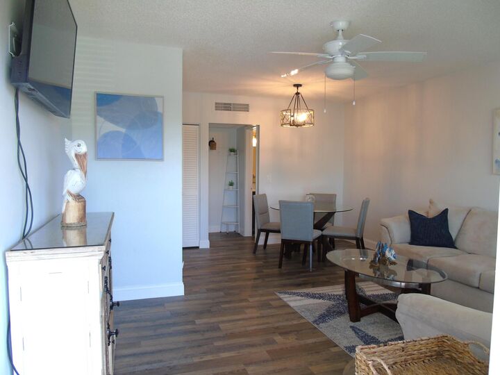 Property Photo:  309 Circle Drive S 204  FL 33435 