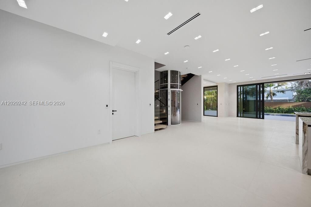 Property Photo:  3318 NE 16th Pl  FL 33305 