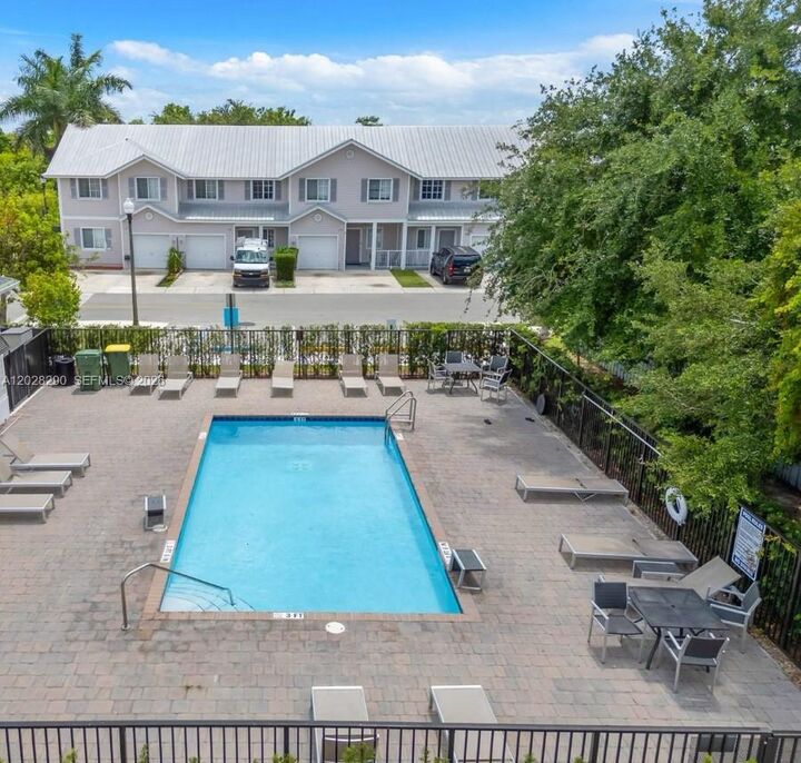 Property Photo:  916 SE 17th Ct  FL 33034 