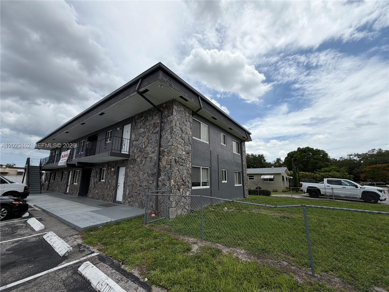 Property Photo:  4850 SW 26th Ave 4  FL 33312 
