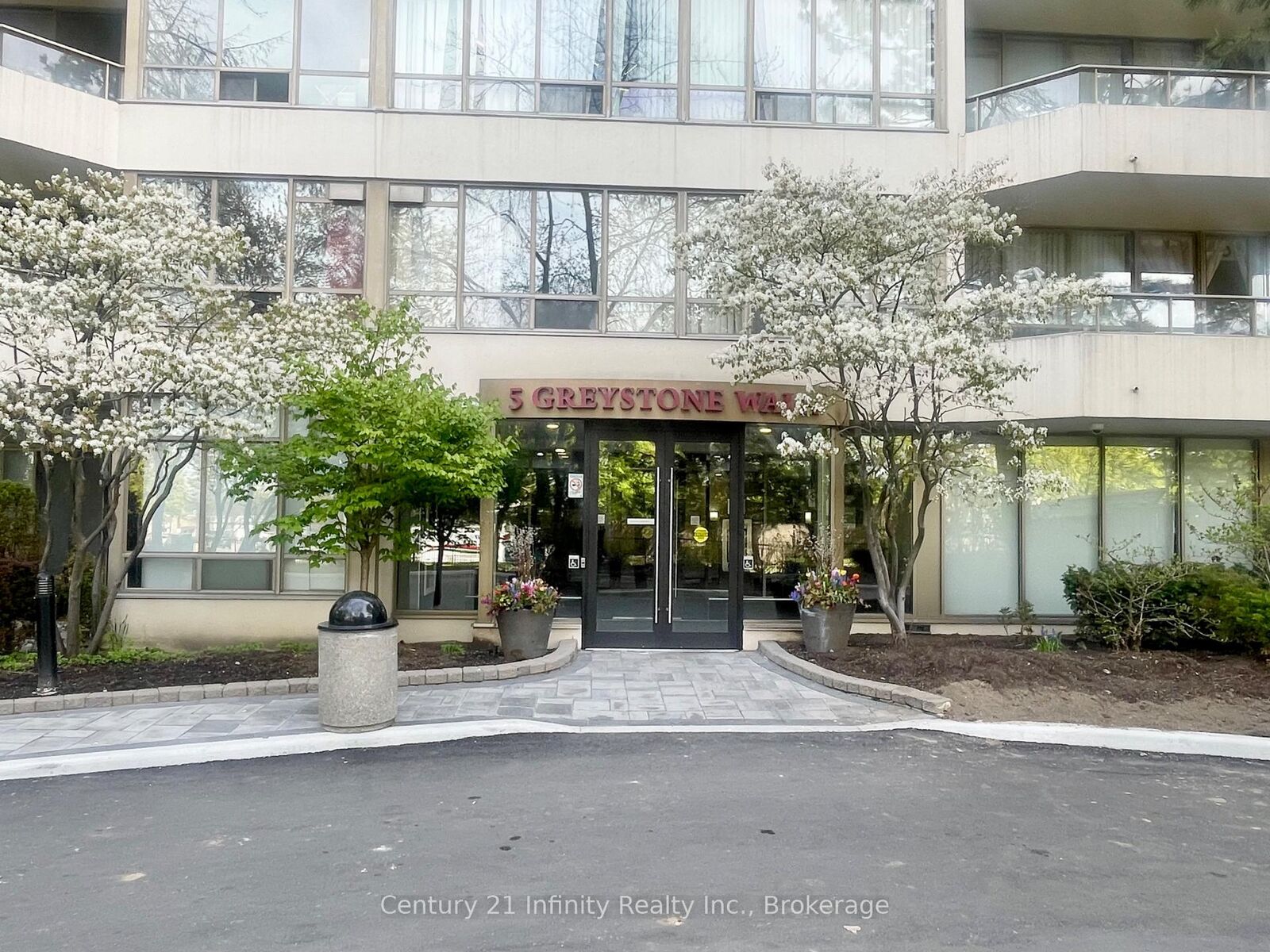 Property Photo: 5 Greystone Walk Drive 1206 ON M1K 5J5