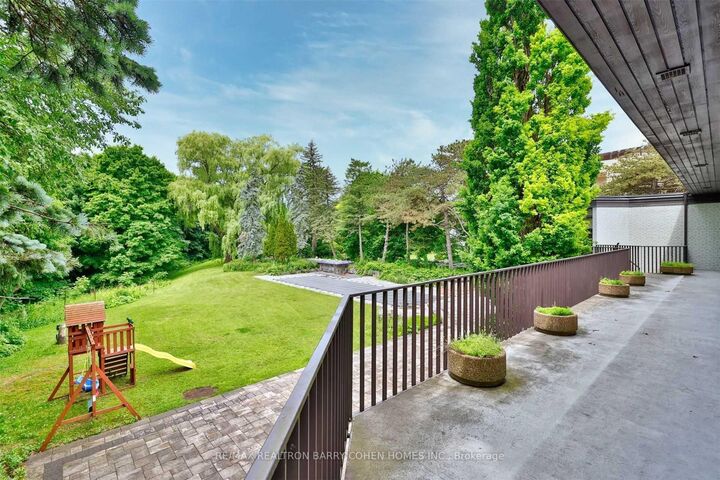 Property Photo:  14 Park Lane Circle  ON M3B 1Z7 