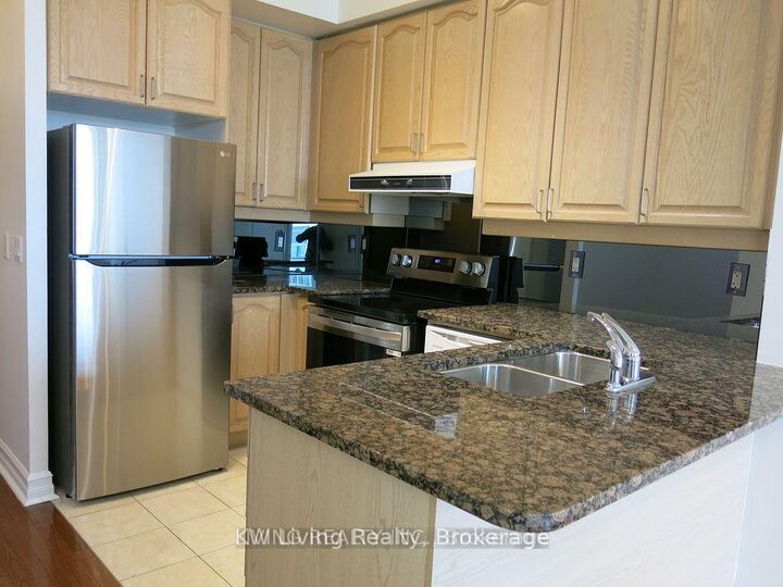 Property Photo:  33 Elm Drive W 2806  ON L5B 4M2 