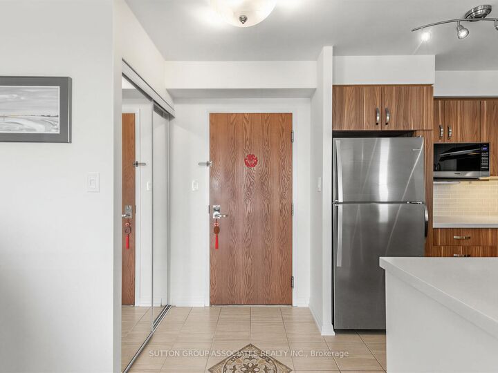 Property Photo: 23 Lorraine Drive 1706 ON M2N 6Z6