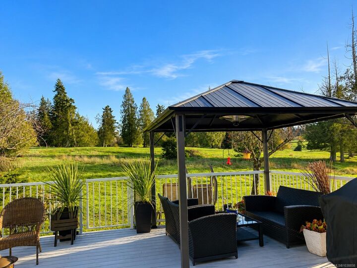 3718 Arbutus Dr N — photo 1