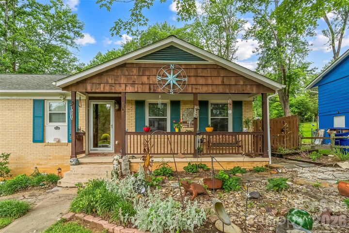 Property Photo:  10 Oak Leaf Lane  NC 28704 
