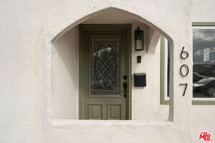 Property Photo:  607 W 111th Pl  CA 90044 