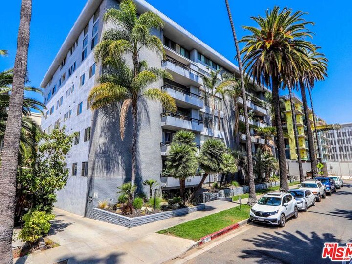 Property Photo:  121 S Palm Dr  CA 90212 