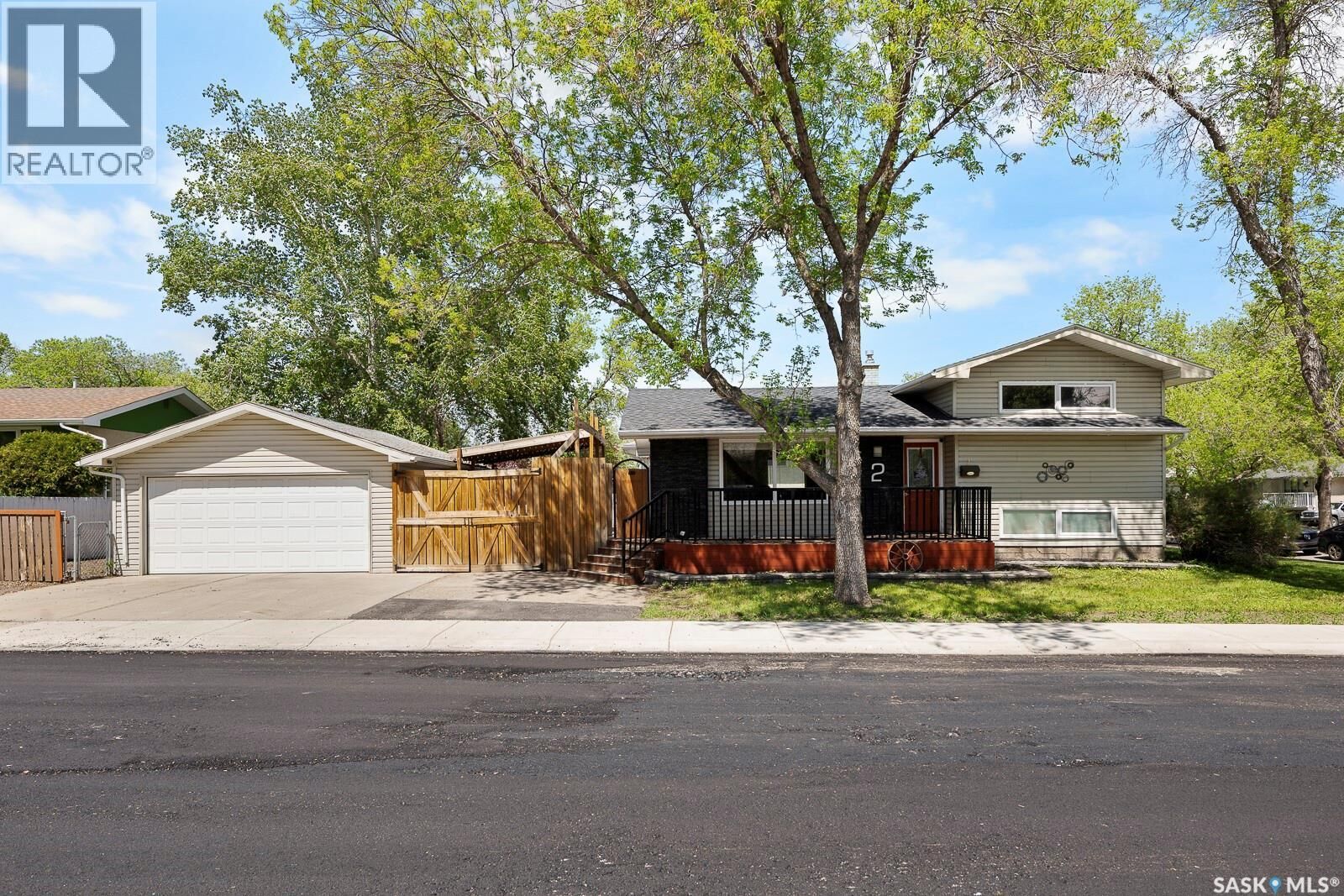 Property Photo: 2 Pleasantview Bay SK S4R 5H3