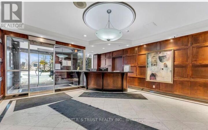 Property Photo: 35 Southwest Finch Avenue East 1211 ON M2N 6Z8
