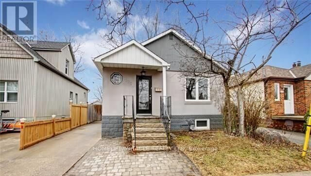 Property Photo:  1058 Alexandra Avenue West Upper  ON L5E 1Z8 