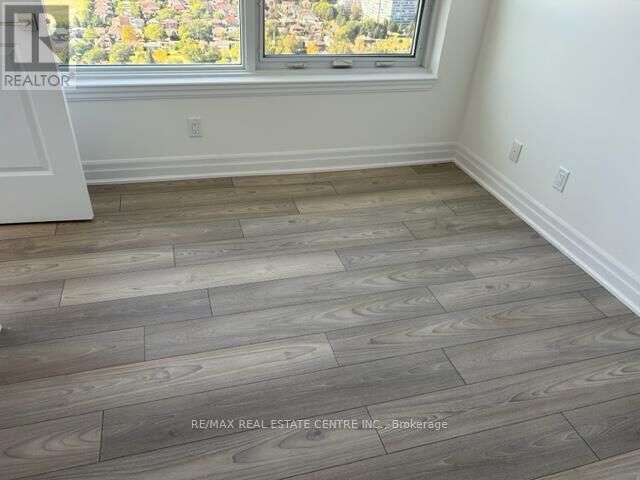 Property Photo: 36 Elm Drive West 3608 ON L5B 1L9