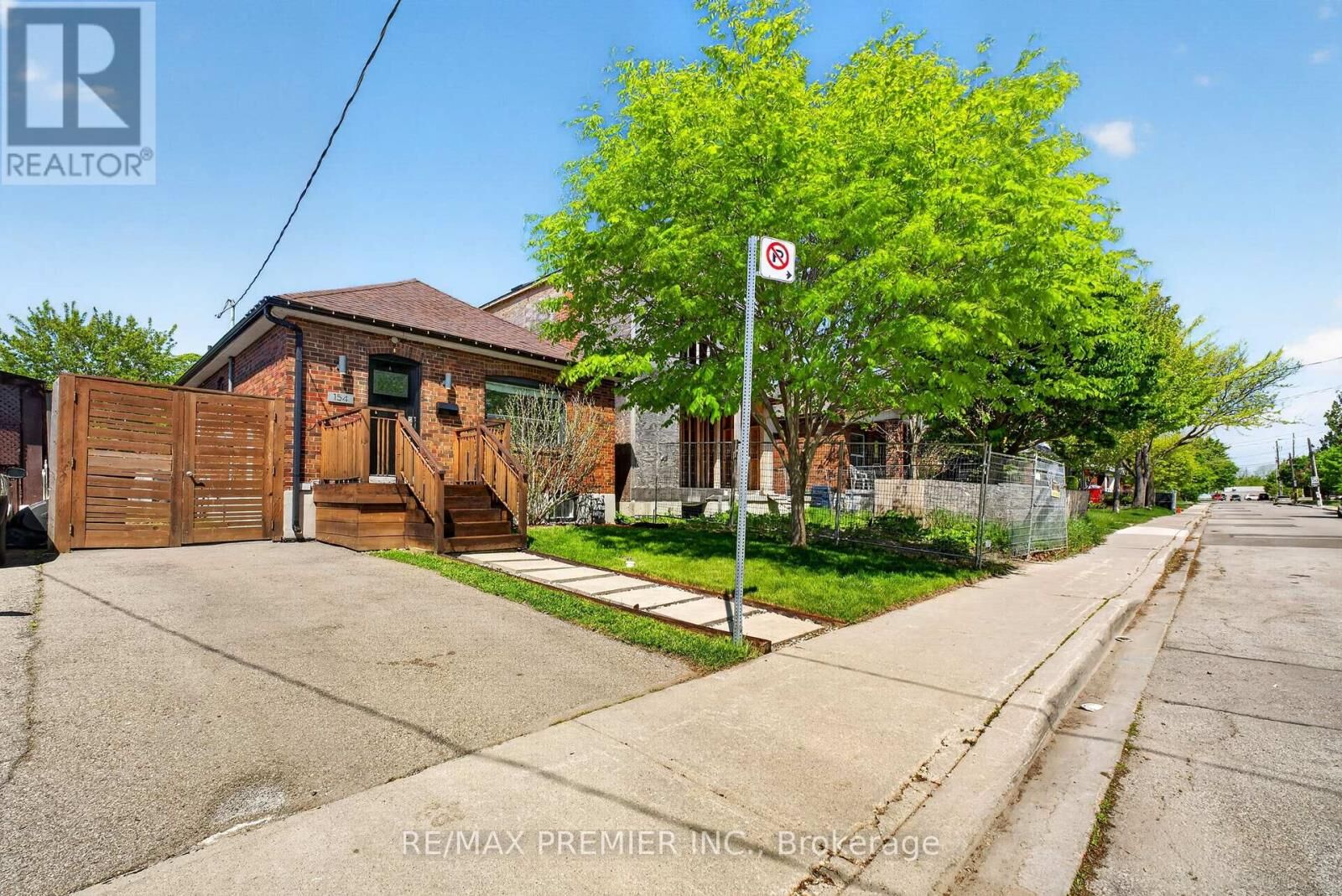Property Photo:  154 Fifth Street  ON M8V 2C7 