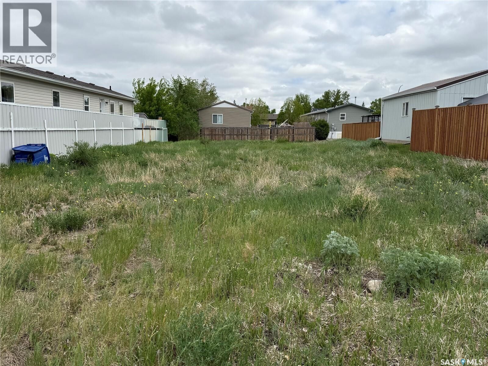 Property Photo:  349 10th Avenue SE  SK S4H 3L8 