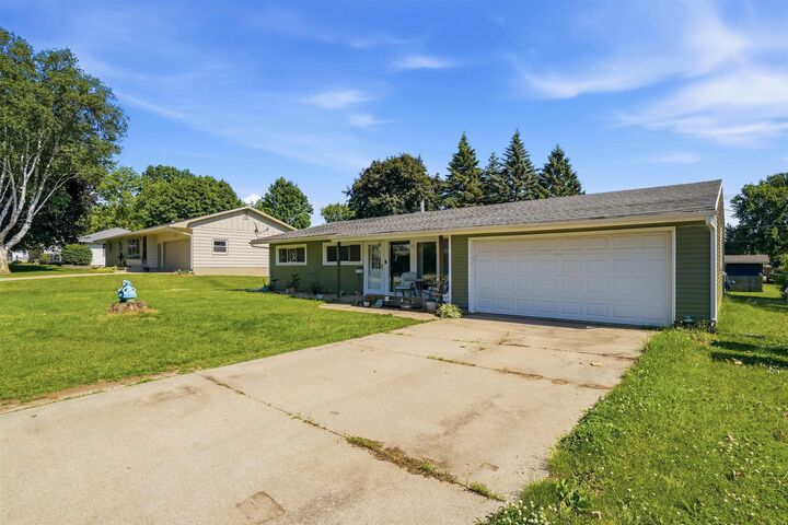 Property Photo:  1104 1st St NE  IA 50662 