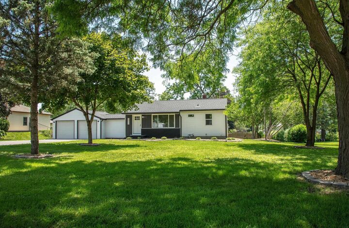 Property Photo:  2013 Maplewood Drive  IA 50613 