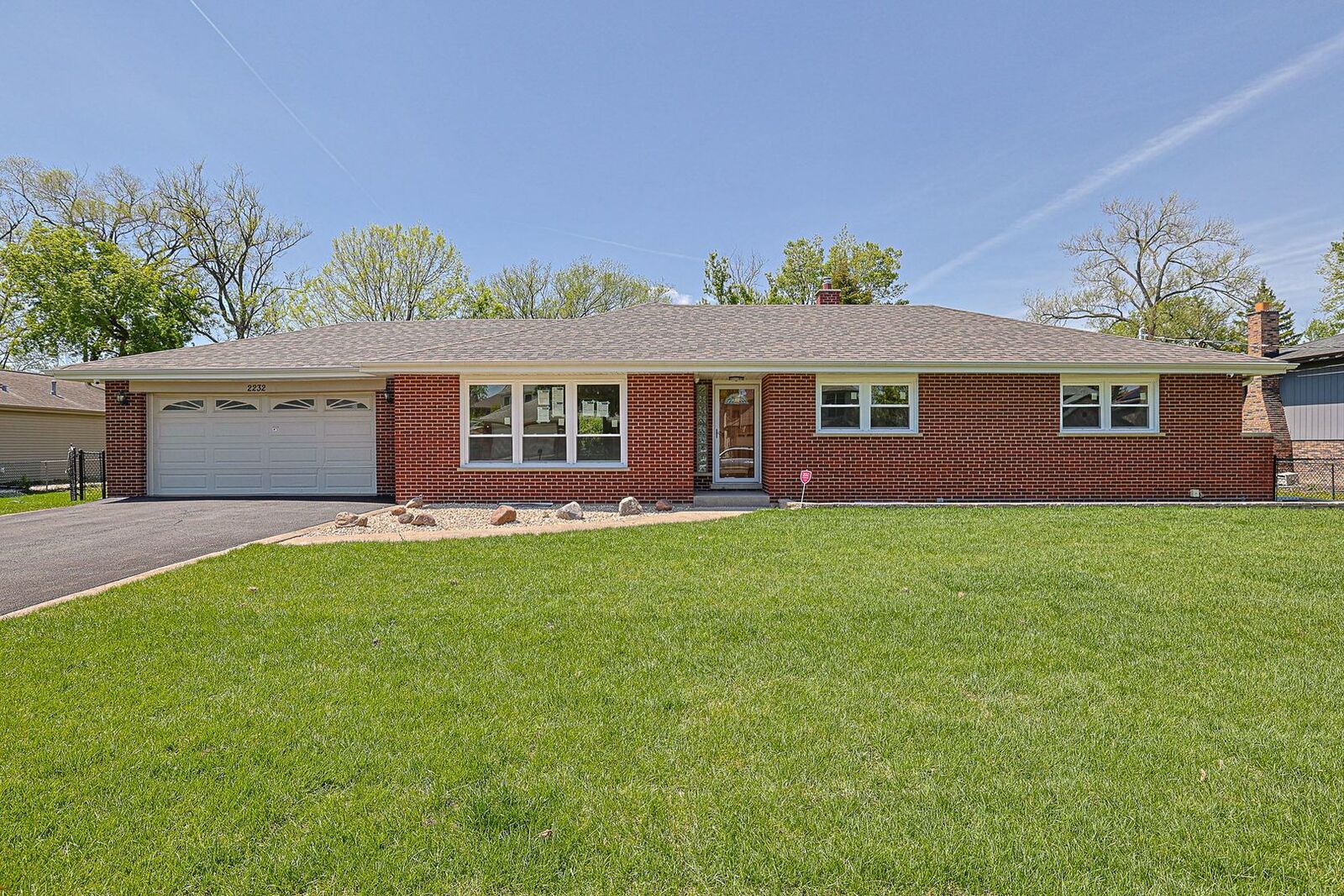 Property Photo: 2232 Sprucewood Avenue IL 60018