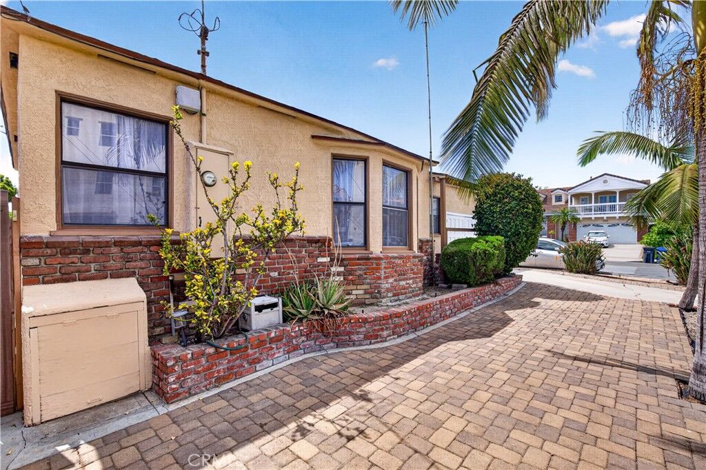 Property Photo:  1899 Gladys Avenue  CA 90755 
