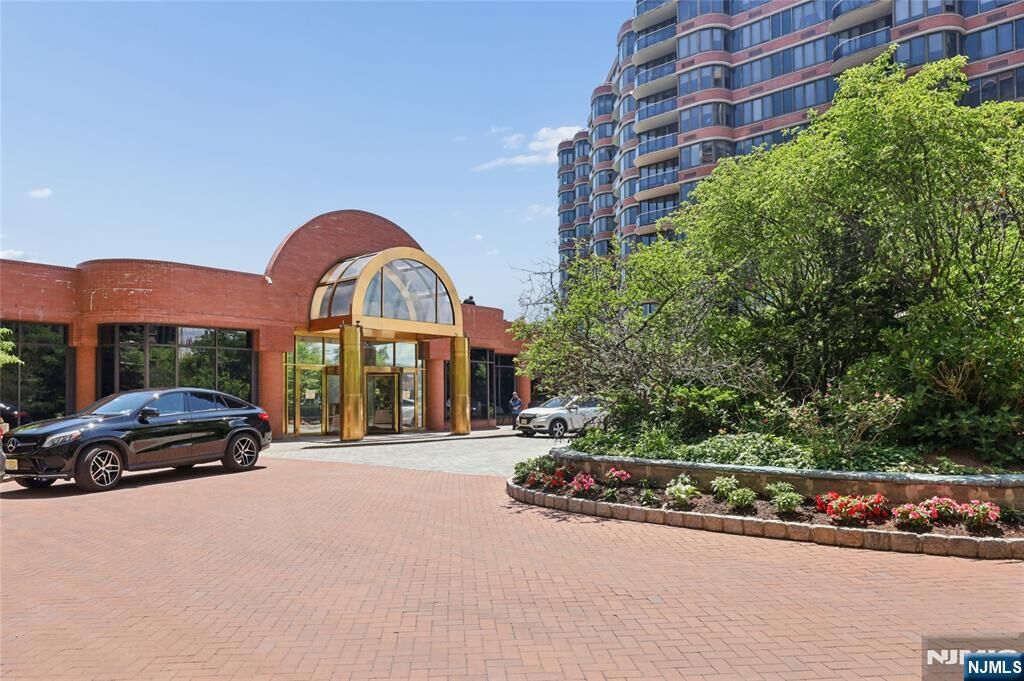 Property Photo:  100 Carlyle Drive 5hs  NJ 07010 